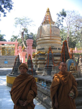 Hai nhà sư Thái - lan ở Bồ Đề Đạo Tràng.